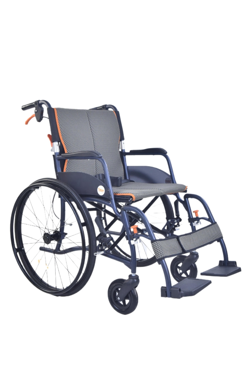Silla de ruedas ultraligera de magnesio de Able2 Shop, con tapicería a cuadros gris y naranja.