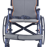 Silla de ruedas ultraligera de magnesio de Able2 Shop, con asiento y respaldo de tela gris de rejilla, y estructura azul metálico.