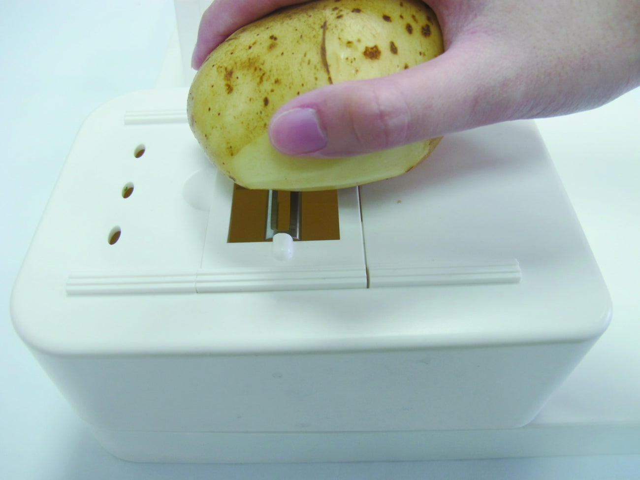 Detalle de tabla multifuncional con sistema de sujeción para alimentos y bordes de seguridad