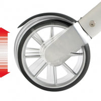 Andador beige y plata de TrustCare con rueda delantera giratoria y flecha roja direccional.